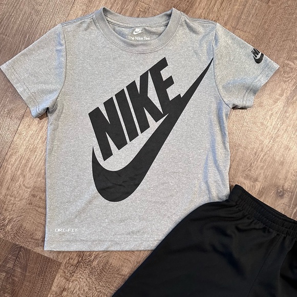 Boys Nike shorts set, size 7 - Picture 2 of 4